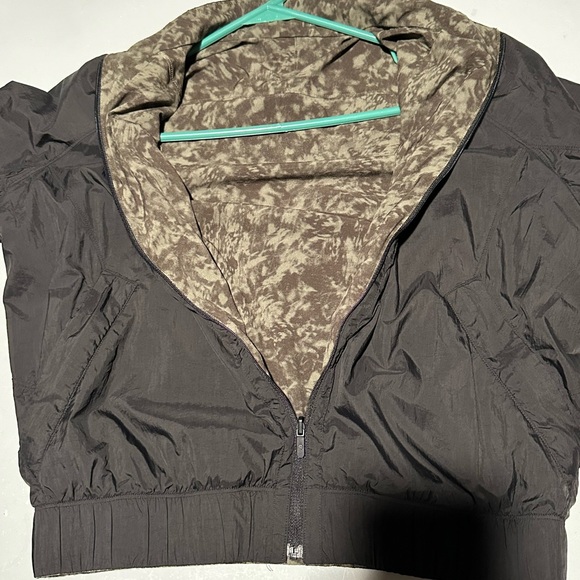 Lululemon Bombs Away Black / Olive Green Camo Print Reversible Zip Jacket Sz 6 - Picture 4 of 10